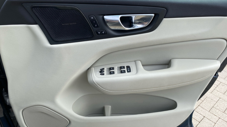 Volvo Xc60 2.0 B4P Plus Dark 5dr Geartronic Petrol Estate